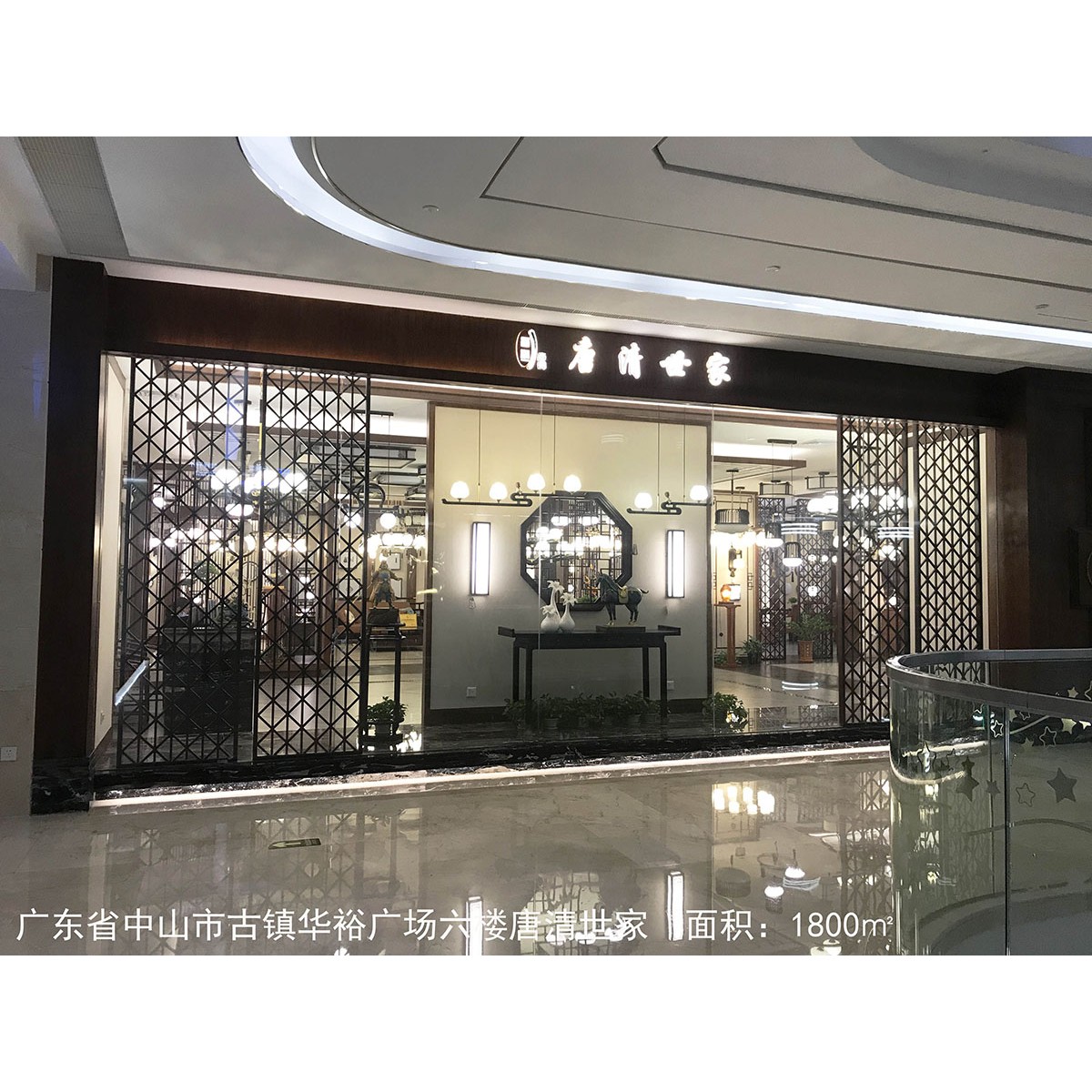 1.門(mén)頭左邊櫥窗